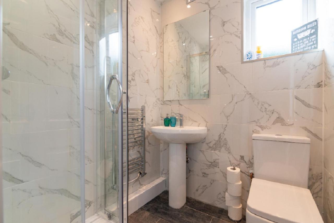 Beautiful 6 Bedroom Holiday Home, Manchester ウィゼンショー エクステリア 写真