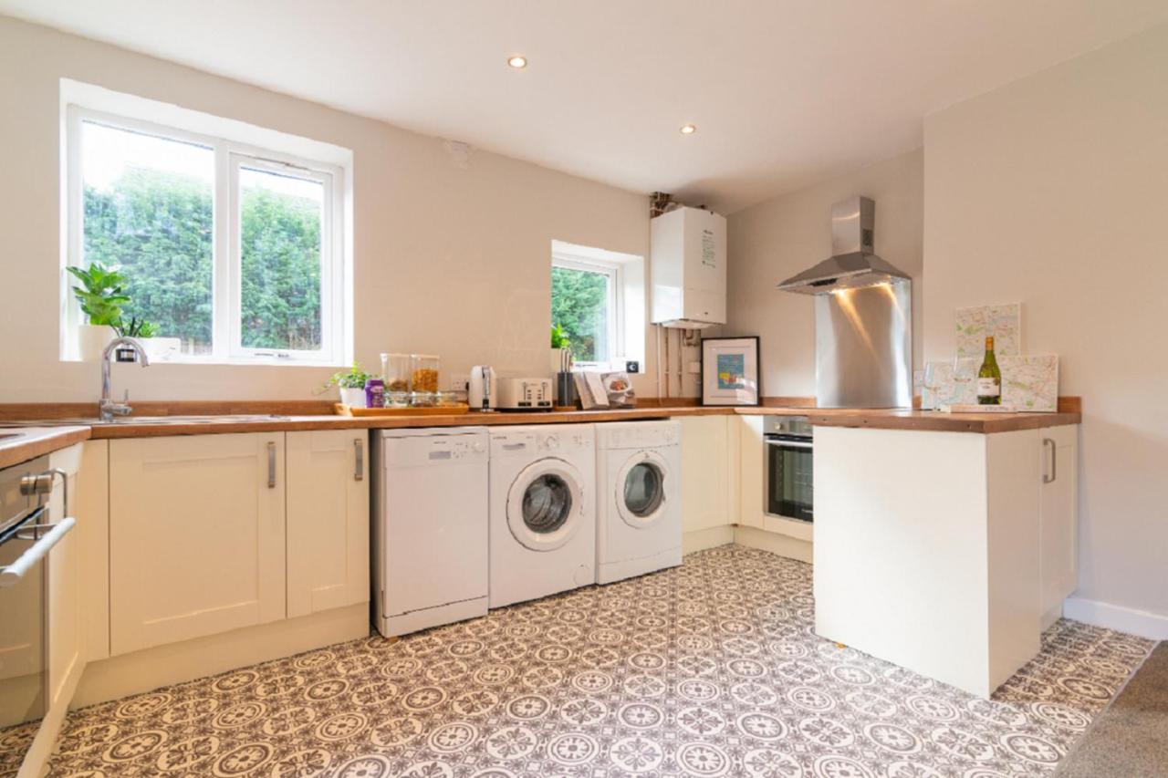 Beautiful 6 Bedroom Holiday Home, Manchester ウィゼンショー エクステリア 写真