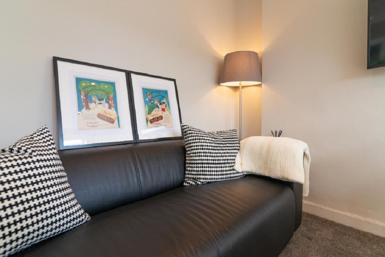 Beautiful 6 Bedroom Holiday Home, Manchester ウィゼンショー エクステリア 写真