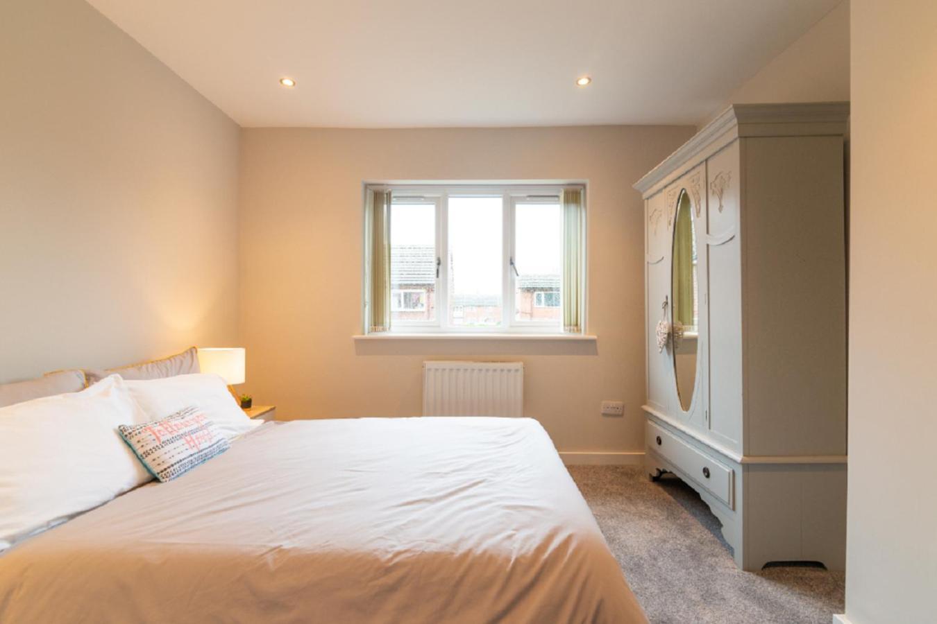 Beautiful 6 Bedroom Holiday Home, Manchester ウィゼンショー エクステリア 写真
