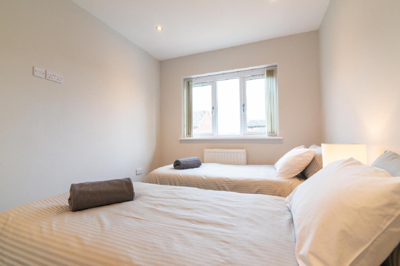 Beautiful 6 Bedroom Holiday Home, Manchester ウィゼンショー エクステリア 写真