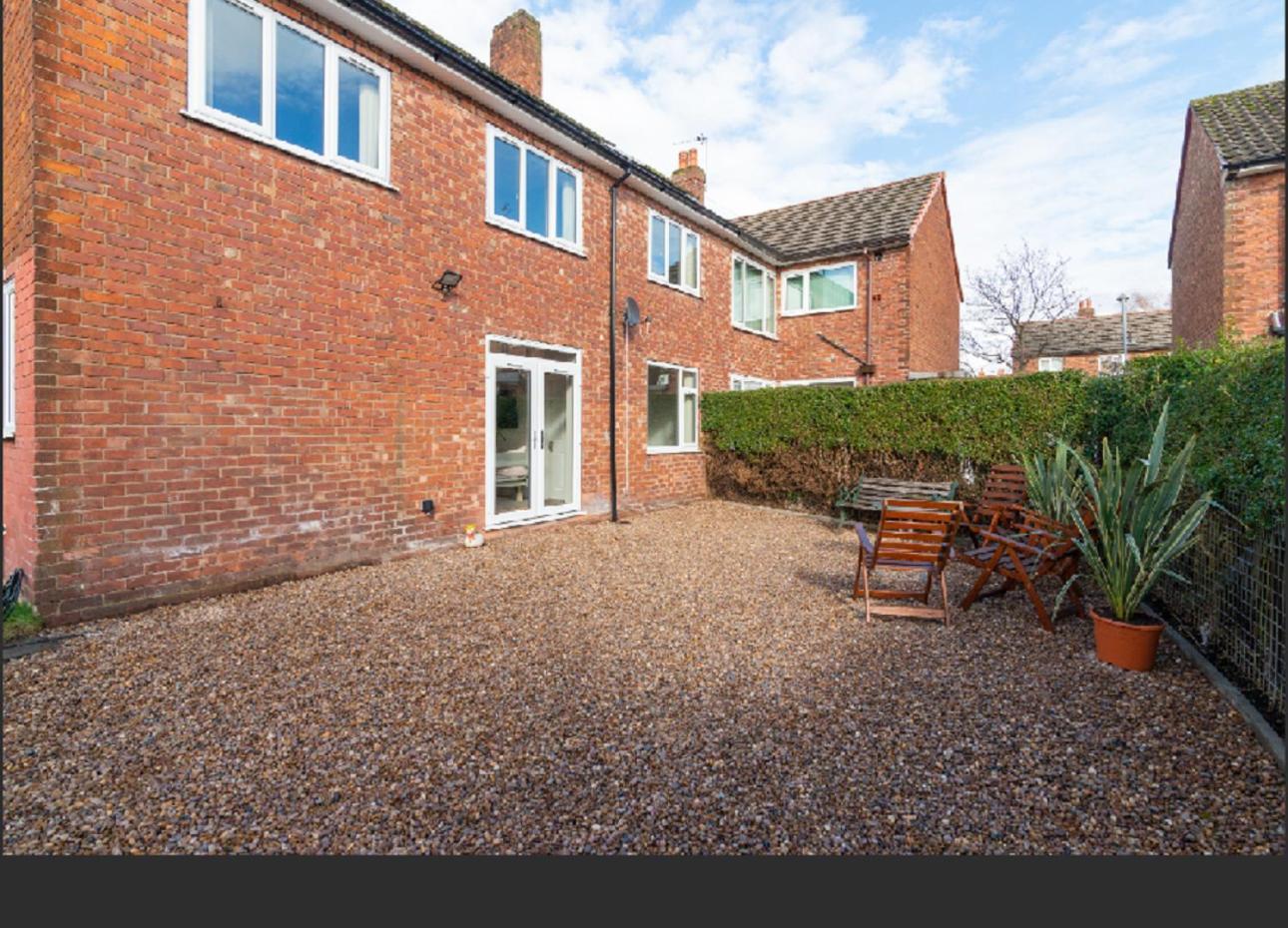 Beautiful 6 Bedroom Holiday Home, Manchester ウィゼンショー エクステリア 写真