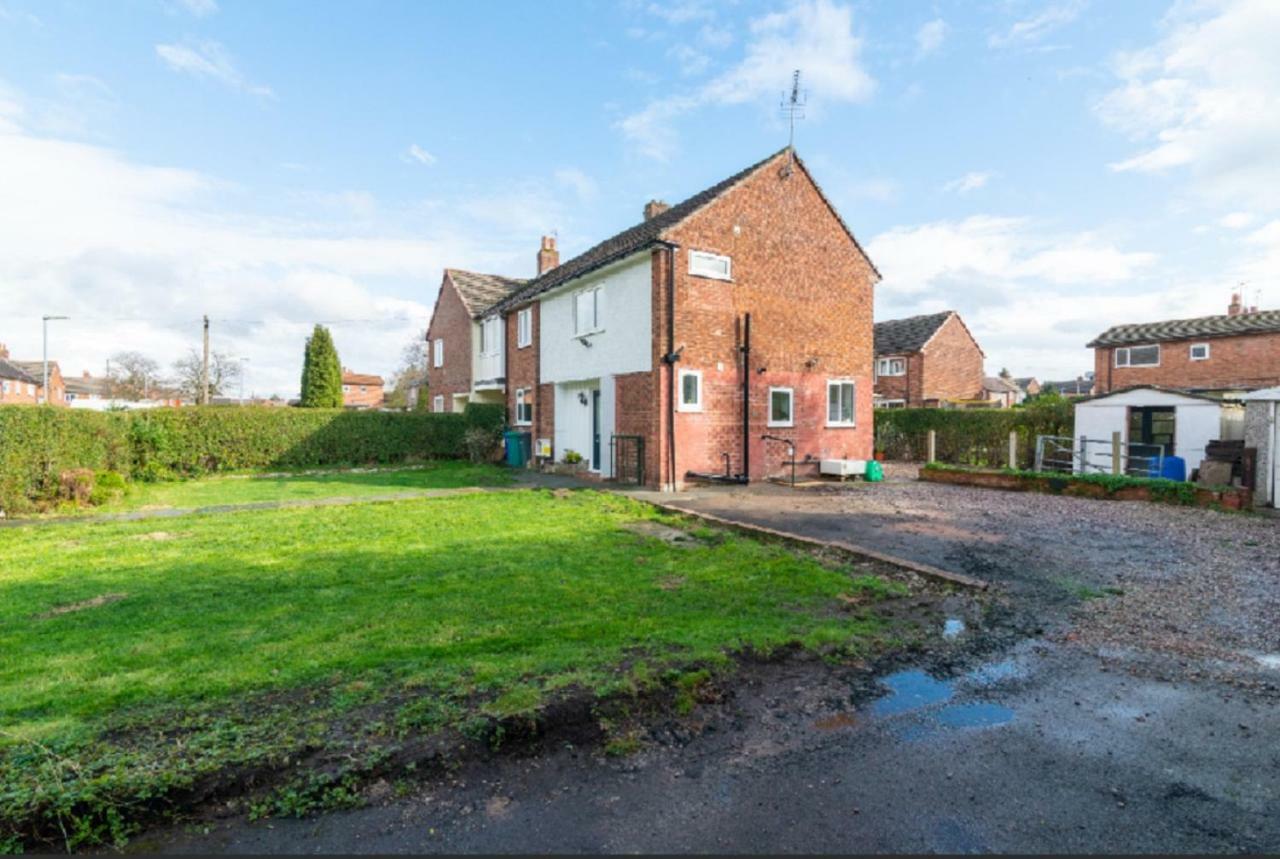 Beautiful 6 Bedroom Holiday Home, Manchester ウィゼンショー エクステリア 写真