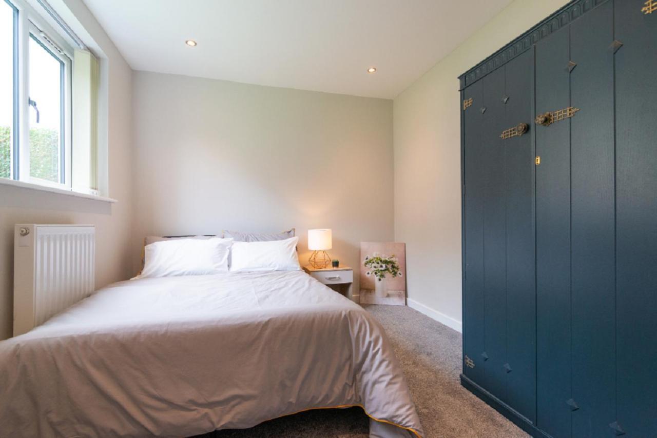 Beautiful 6 Bedroom Holiday Home, Manchester ウィゼンショー エクステリア 写真