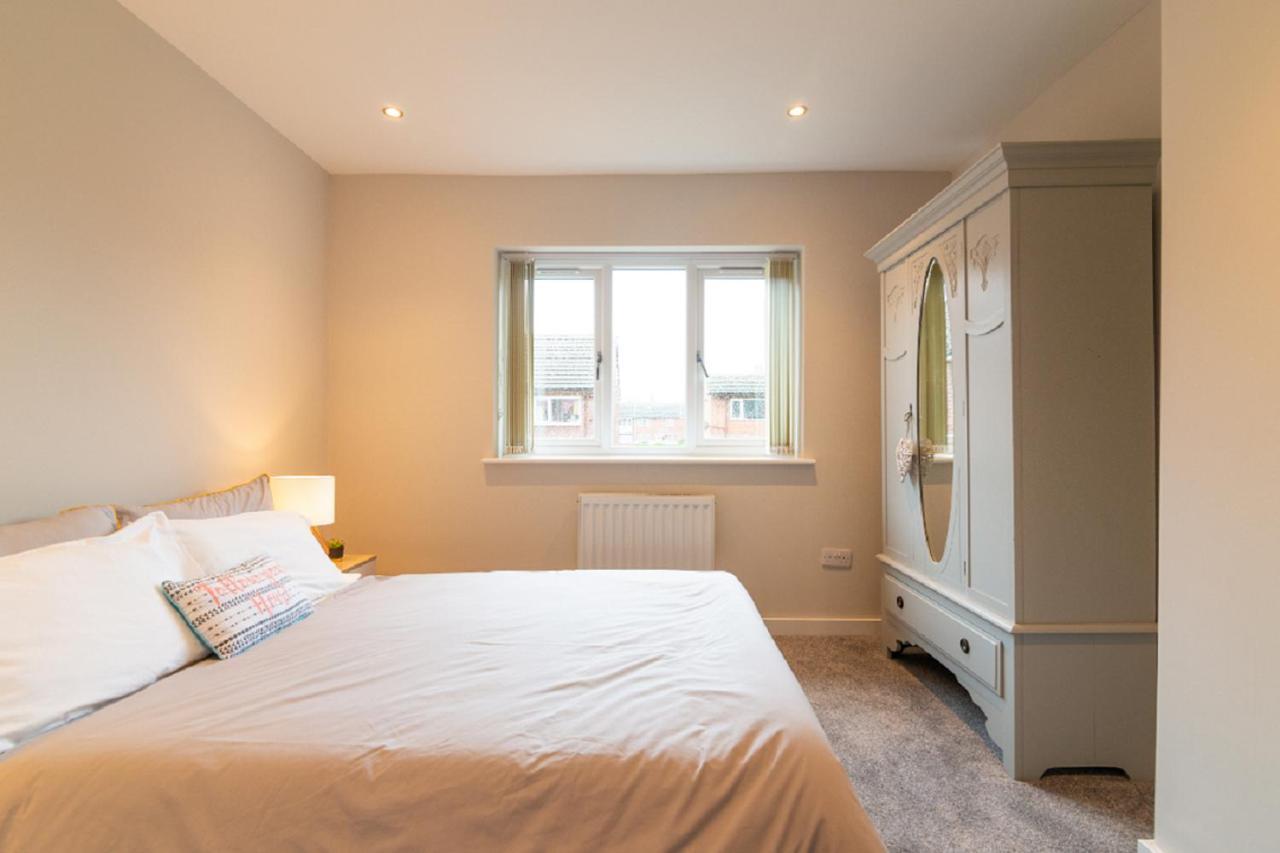 Beautiful 6 Bedroom Holiday Home, Manchester ウィゼンショー エクステリア 写真