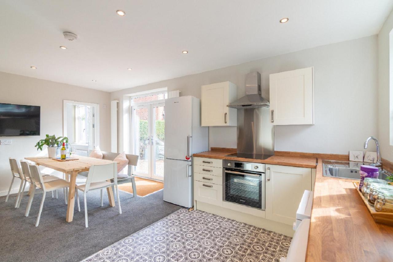Beautiful 6 Bedroom Holiday Home, Manchester ウィゼンショー エクステリア 写真