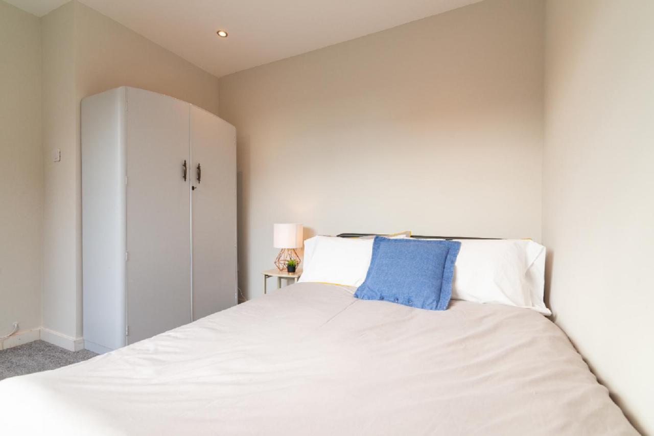 Beautiful 6 Bedroom Holiday Home, Manchester ウィゼンショー エクステリア 写真