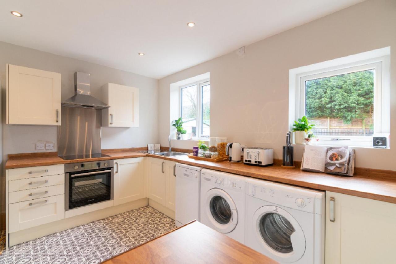 Beautiful 6 Bedroom Holiday Home, Manchester ウィゼンショー エクステリア 写真