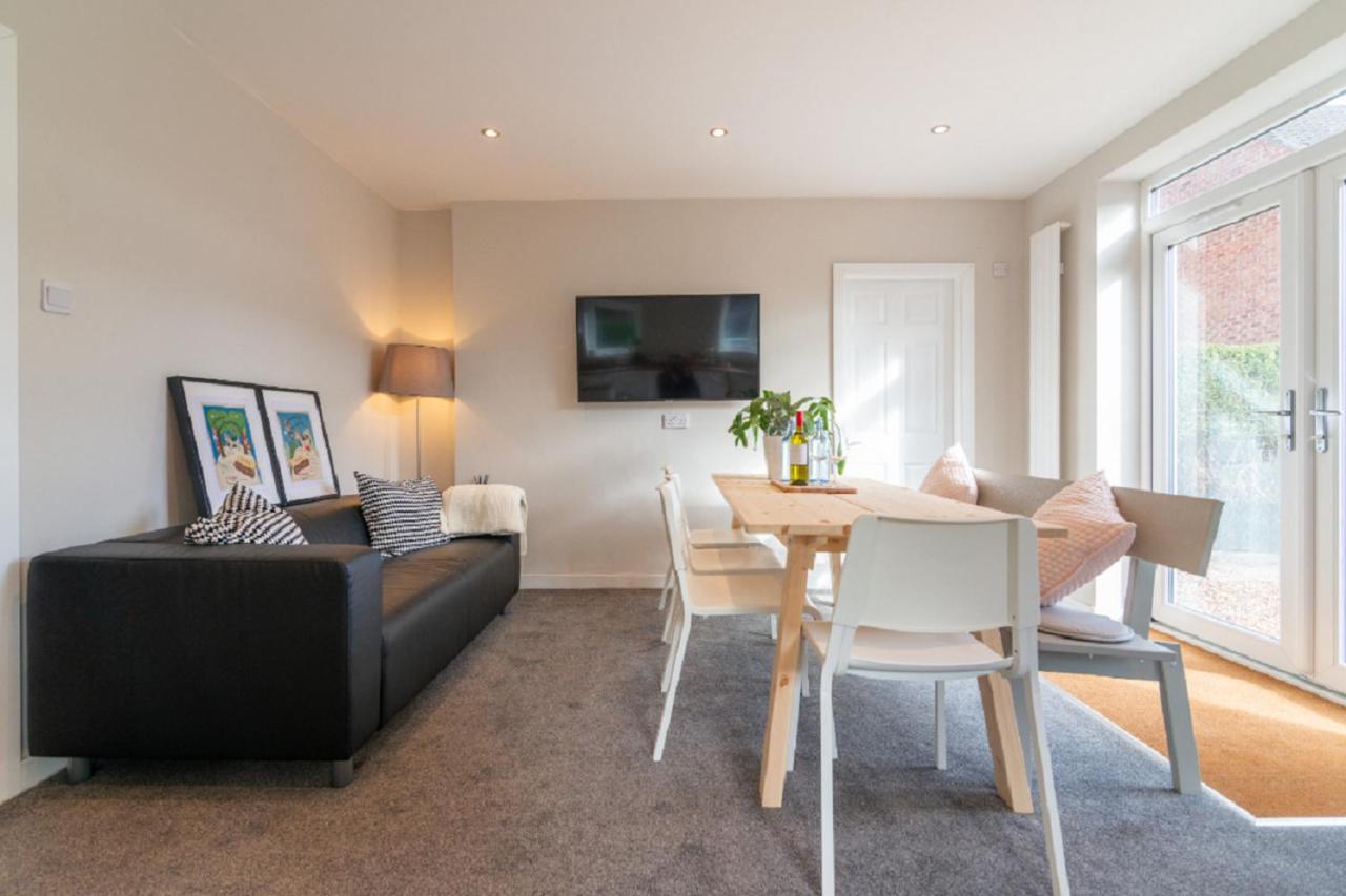 Beautiful 6 Bedroom Holiday Home, Manchester ウィゼンショー エクステリア 写真